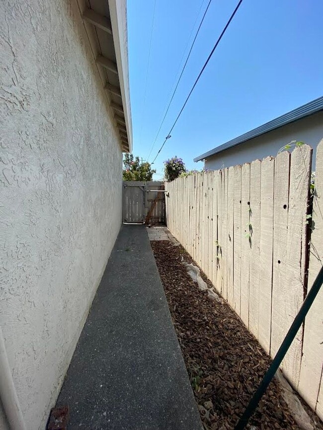Building Photo - Fairfield, 3 bed/2 bath home $2400