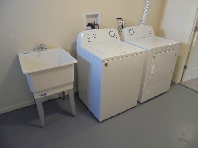 Building Photo - 408 W Sunset Rd