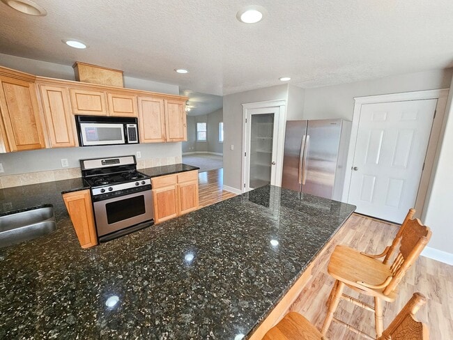 Building Photo - 917 N Cascade Dr