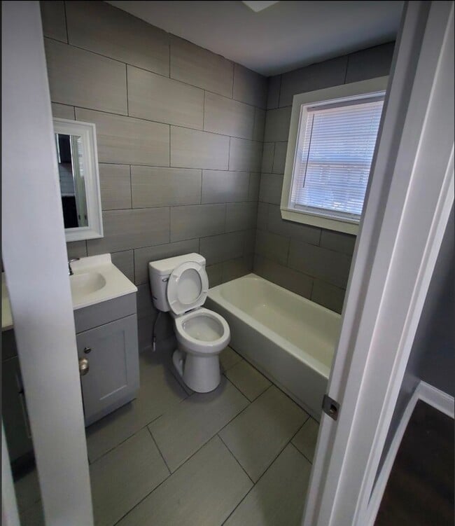 Building Photo - 528 Manchester St SE