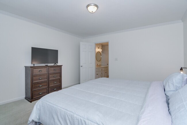 Building Photo - 2044 Lillian Dr