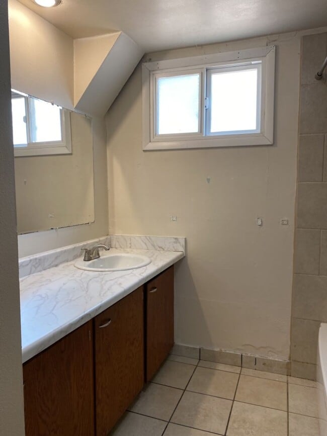 Building Photo - STUDENTS WELCOME! Ranch Home w/ Finished Basement, Fenced Yard and Two Kitchens