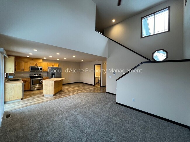 Building Photo - 3 bed, 2.5 bath townhouse