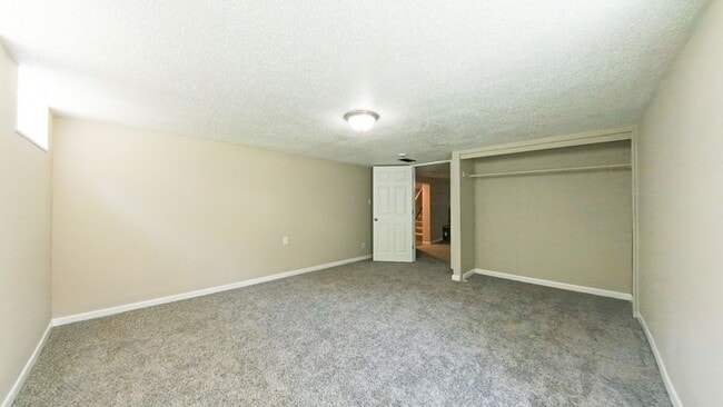 Building Photo - Spacious 3 Bedroom 1.5 Bath Home- Located ...