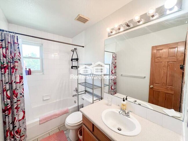 Building Photo - Available now! Stunning 4 Bed, 4 Bath Corner Lot in a Fantastic Area