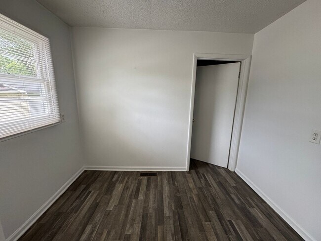 Building Photo - Greenwood 3 Bedroom 2 Bath