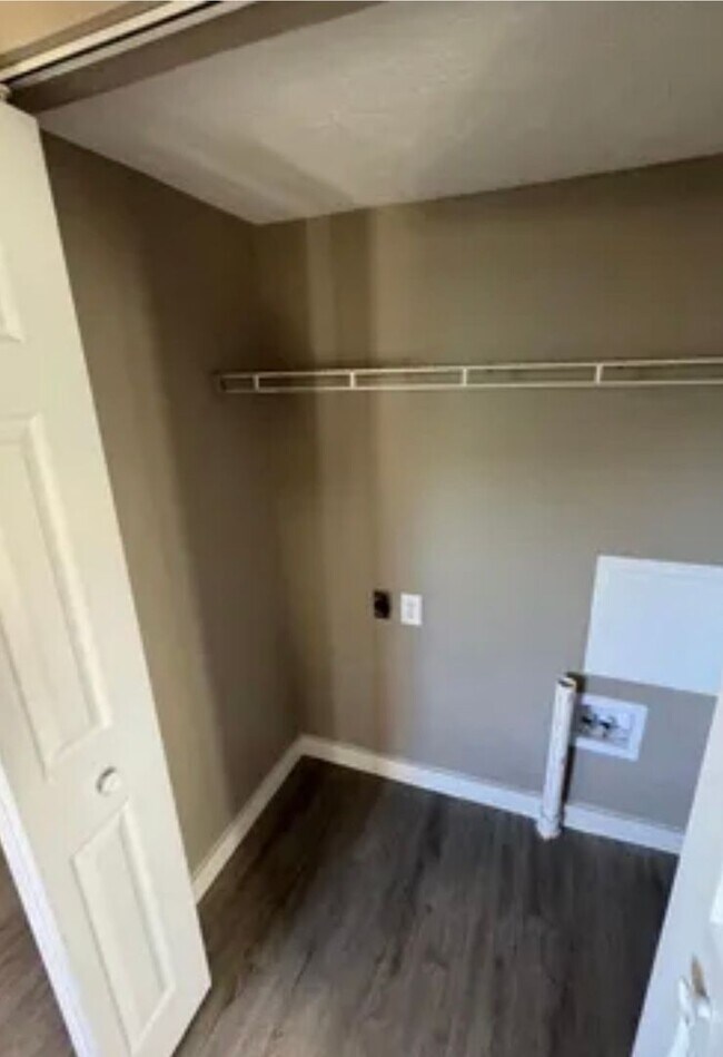 Building Photo - 2 bedroom/1 bath w/carport