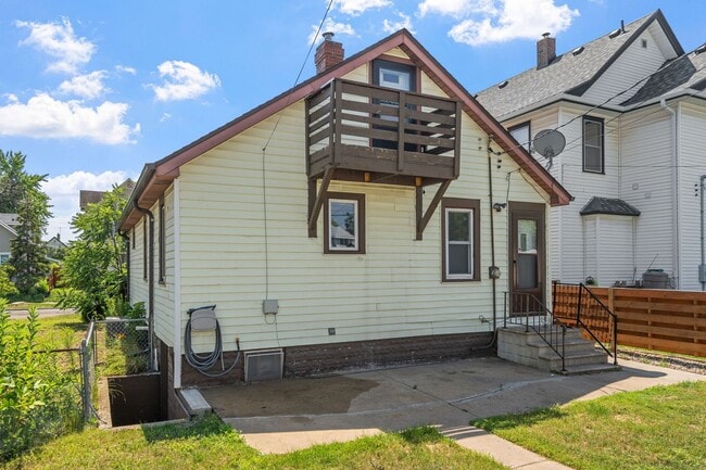 Building Photo - Your Timeless Haven in St. Paul for $2,199/month! $250 OFF 1st MONTH!