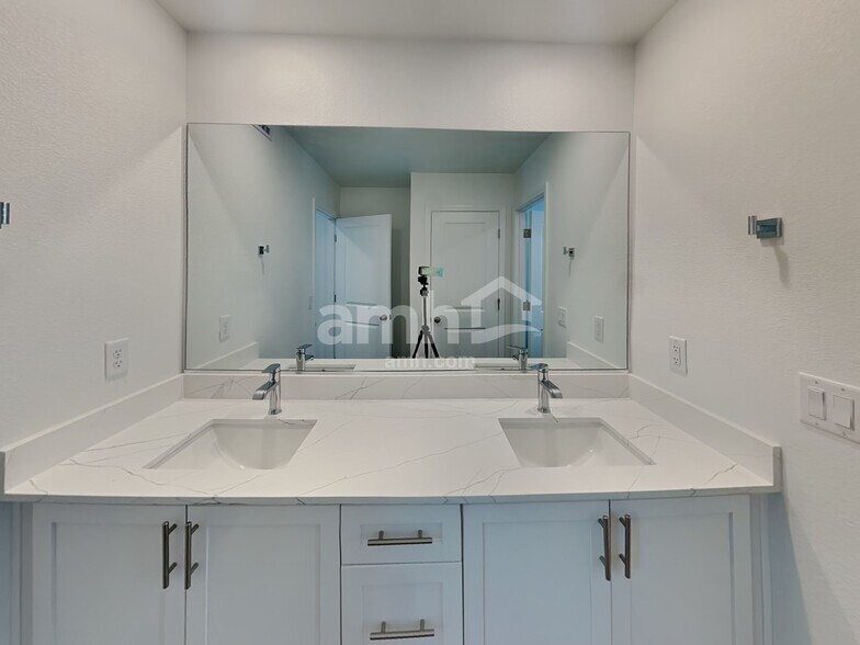 Building Photo - 9573 E Harkes Dr