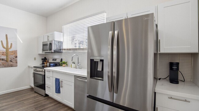Building Photo - 2929 N 55th Pl