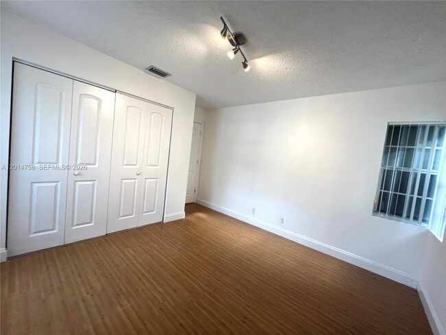 Building Photo - 465 Somerset Way