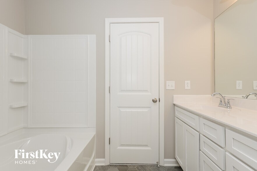 Building Photo - 2230 Oak Dr