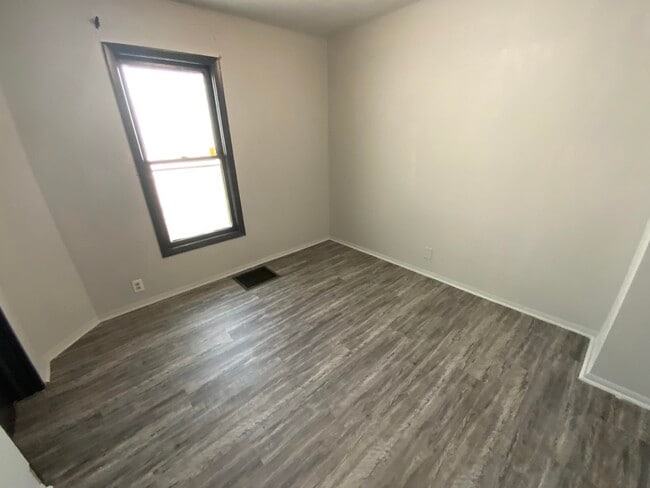 Building Photo - 17 Fairweight-