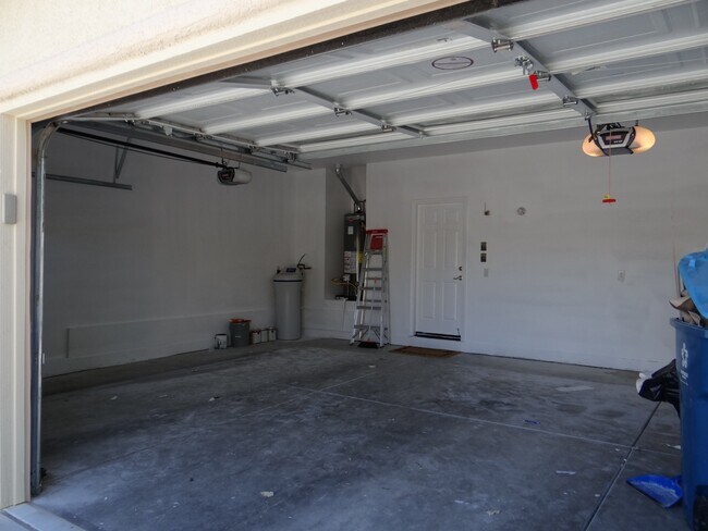 Building Photo - 10119 W Mesa Vista Ave