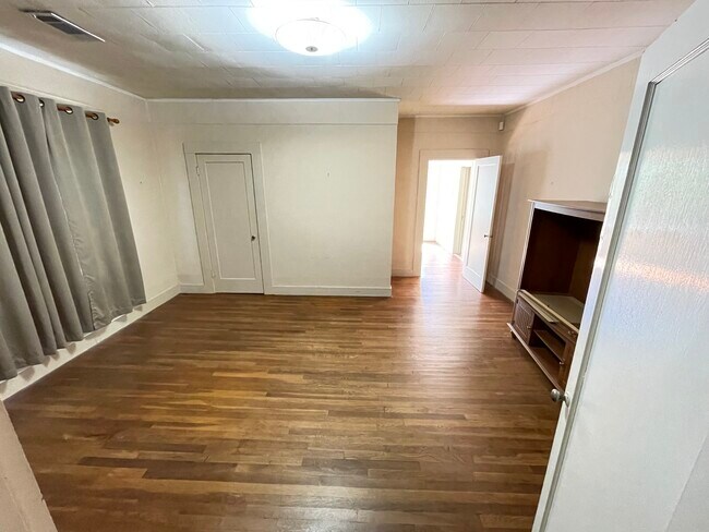 Building Photo - 109 Rowena St