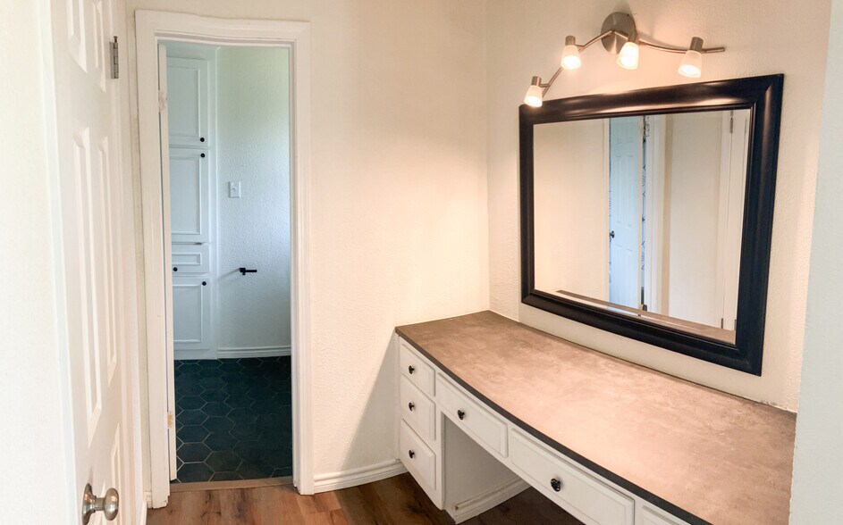 Walk-in Closet - 6403 Espana Dr