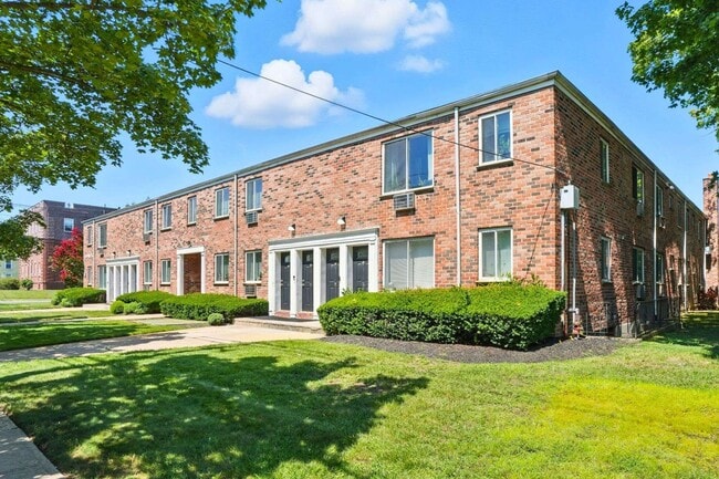 Building Photo - Pine Gardens