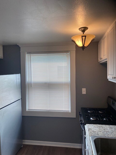 Updated Kitchen with new appliances - 2648 Robinwood Ave