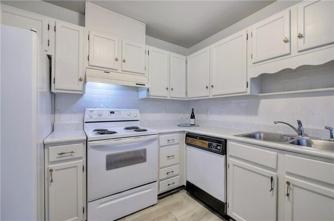 Building Photo - 1252 Minhinette Dr