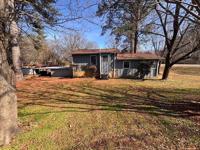 Building Photo - 3 Bedrooms- 1 Bathroom- House in Coosa!