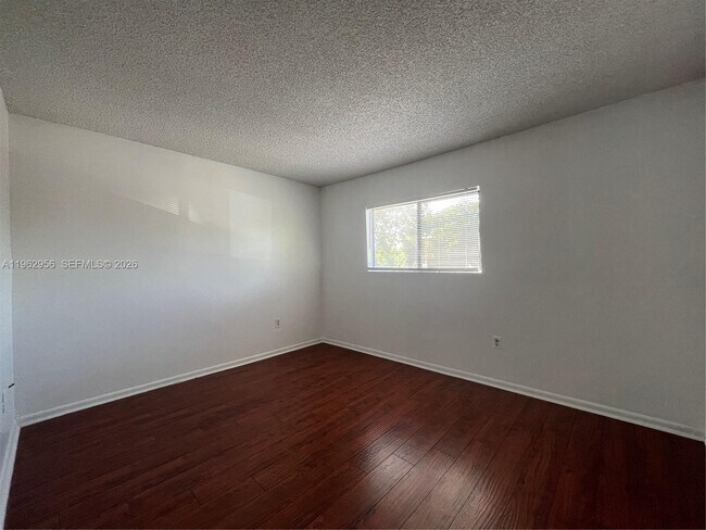 Building Photo - 407 Palm Cir E