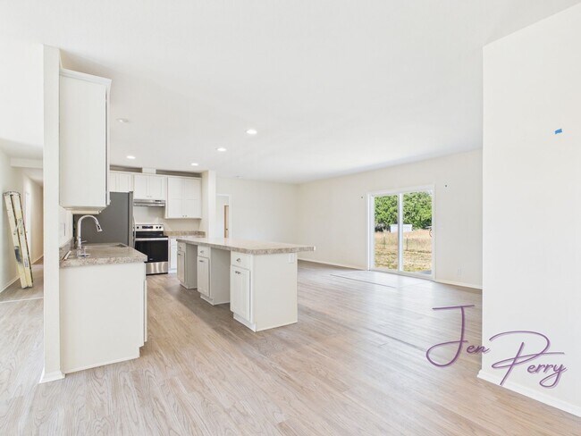 Building Photo - Large Spacious 5 Bedroom House with Fenced Yard