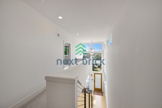 Building Photo - "Spacious 4-Bedroom Seattle Home with 3 Full Baths and 2,420 Sq. Ft. of Comfort!"