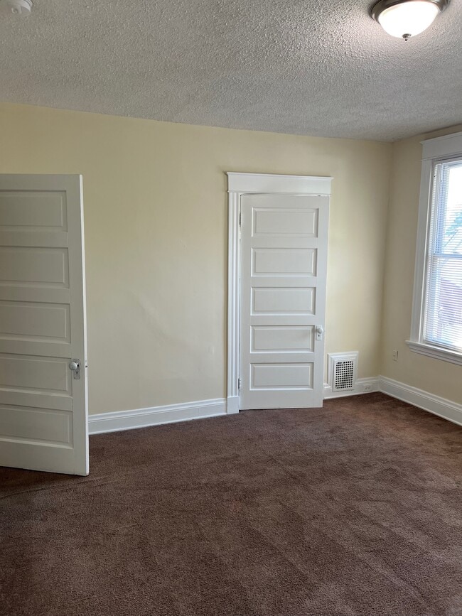 Building Photo - 905 Suire Ave