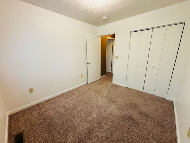 Building Photo - 931 Lora Ln