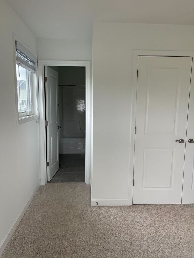 Building Photo - Spacious Home in Westhill Community