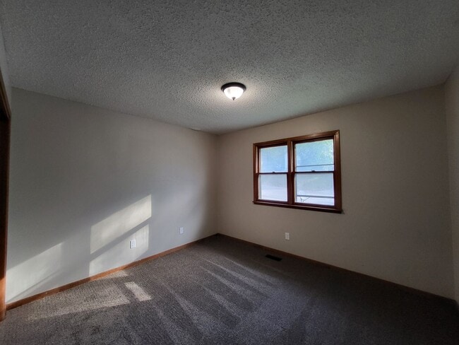 Building Photo - Spacious 4 bedroom home!
