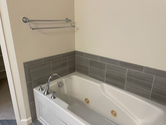 Building Photo - Lovely Home in Holmes Harbor with a Short Term Lease!