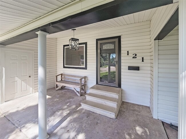 Building Photo - 121 Wisteria St