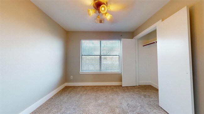 Building Photo - 8715 Meadowcroft Dr