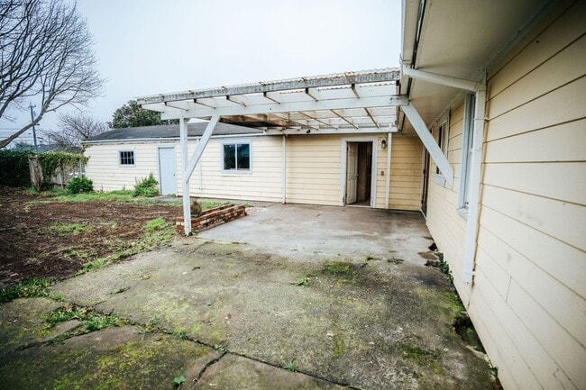 Building Photo - Spacious 4-bedroom, 2-bath single-family home located in a desirable Eureka neighborhood near Hen...