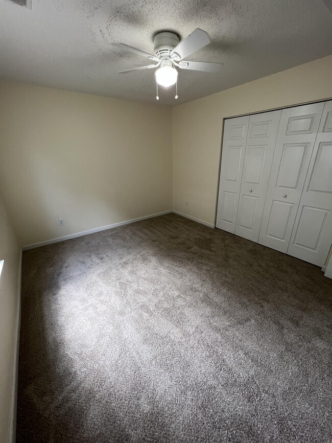 Building Photo - 221 Fox Grove Cir