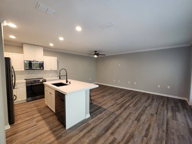 Building Photo - 402 S Willow Ave