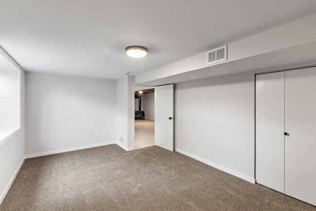 Building Photo - Freshly remodeled 4 Bed Rambler AV/Rosemou...