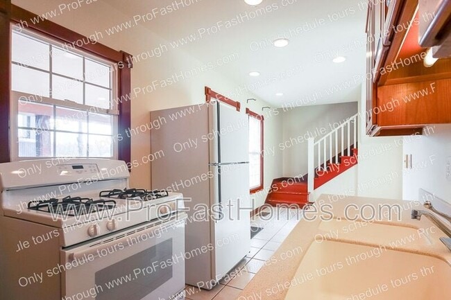 Building Photo - 3232 N Michigan Ave