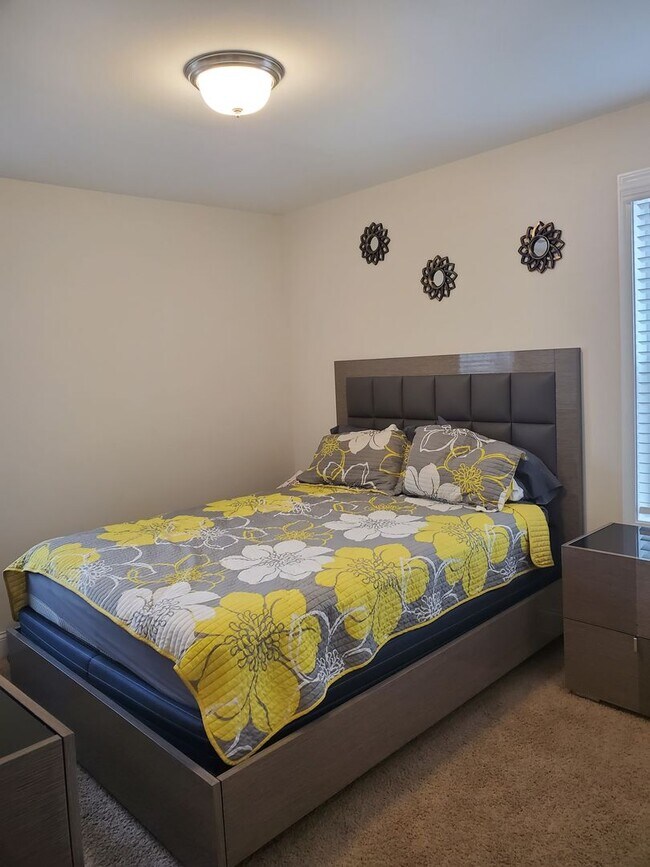 Building Photo - 4 bd/ 2.5 ba located MINUTES from Fort Bragg! Quiet Neighborhood!