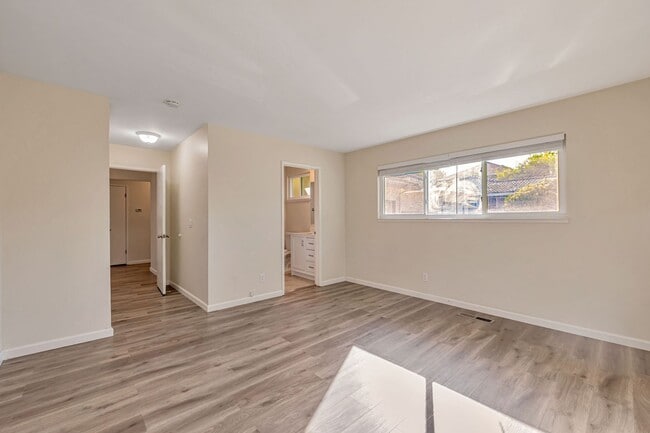 Building Photo - Recently Remodeled Duplex with Private Bac...