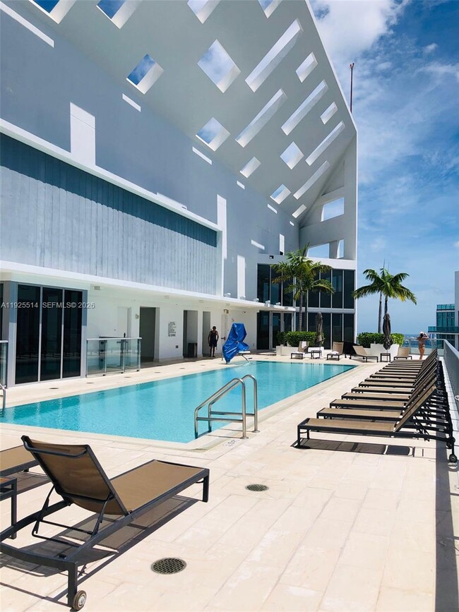 Building Photo - 1300 Brickell Bay Dr