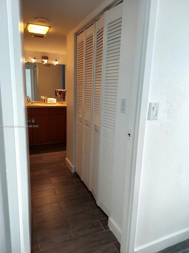 Building Photo - 3625 N Country Club Dr
