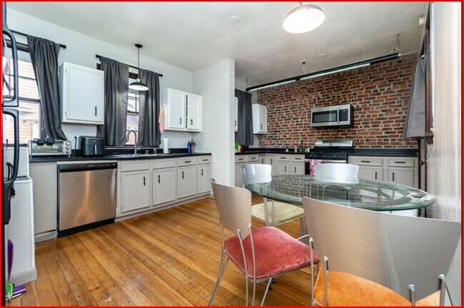 Building Photo - 21 Melville Ave