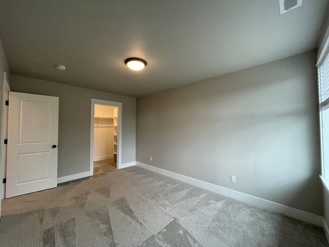 Building Photo - Modern Southwest Gresham Home - 4Bd 2.5Ba ...