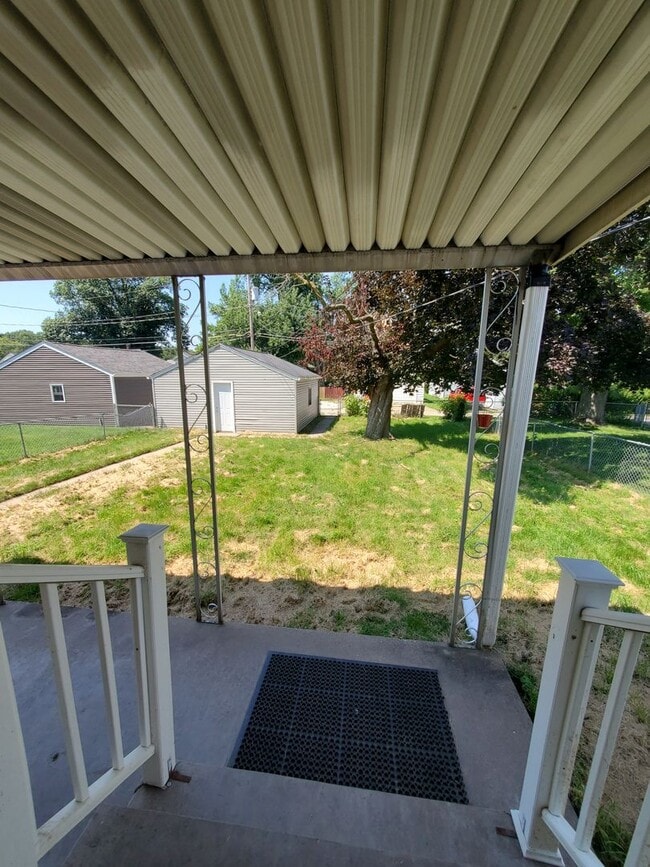 Building Photo - 3 Bedroom 1 Bath House in Rock Island