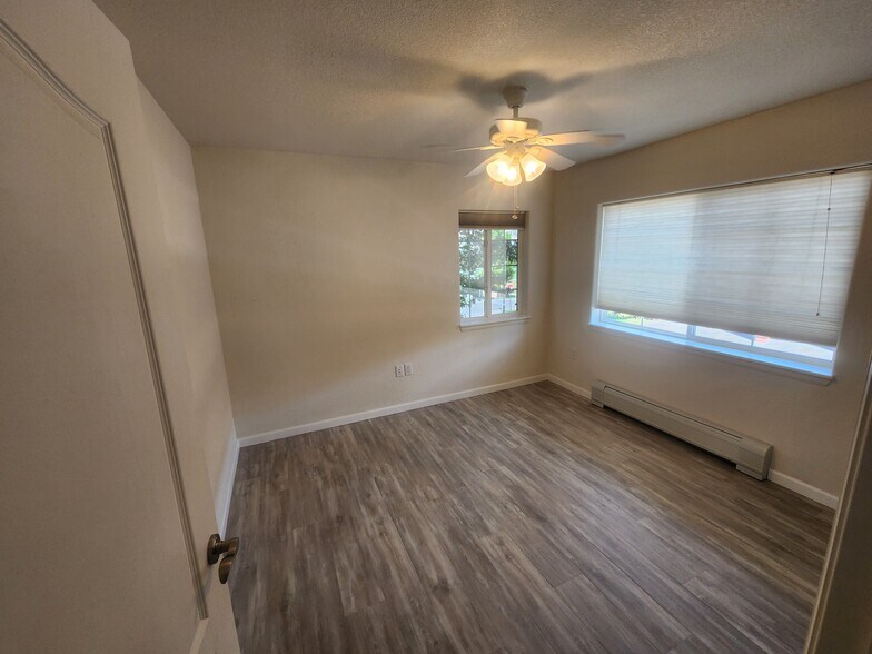 Building Photo - 520 River View Dr