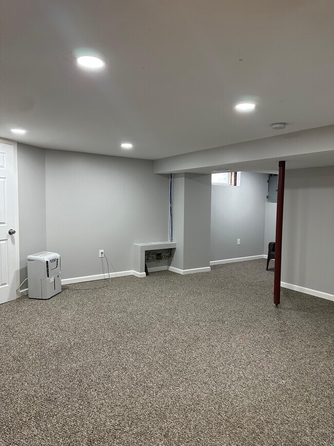 Building Photo - 319 Charles Ave