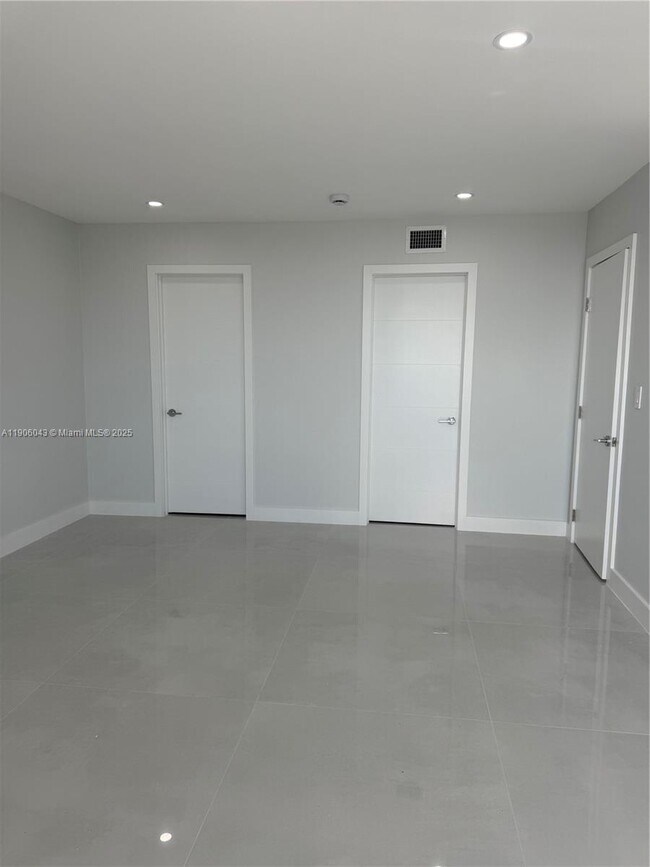 Building Photo - 3675 N Country Club Dr