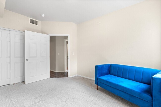 Building Photo - Easy Living with Modern Touches in a Prime...